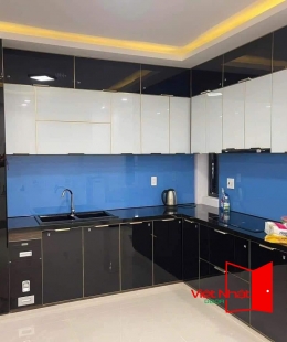 Mẫu tủ bếp cánh kính 4