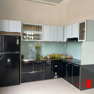 Mẫu tủ bếp cánh kính 5 
